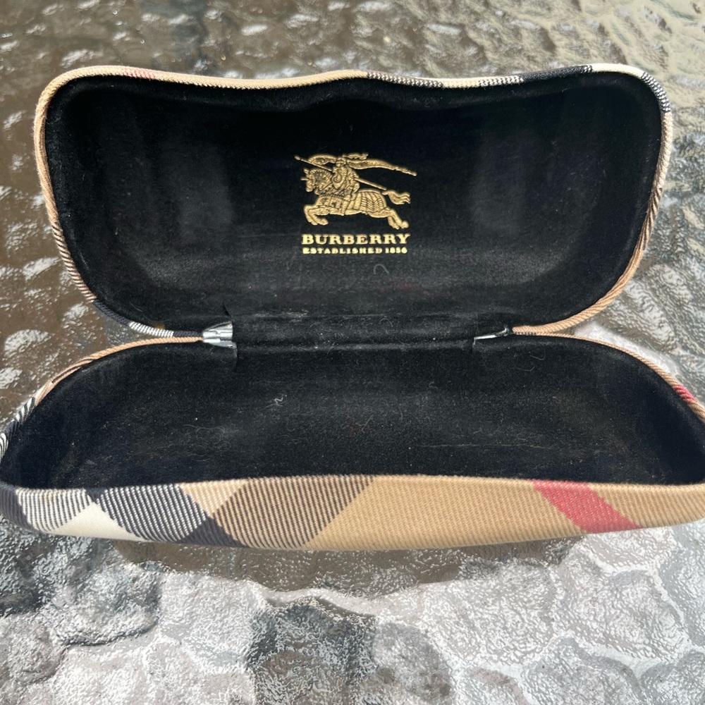 Burberry Sunglasses. Authentic. - Picture 4 of 6